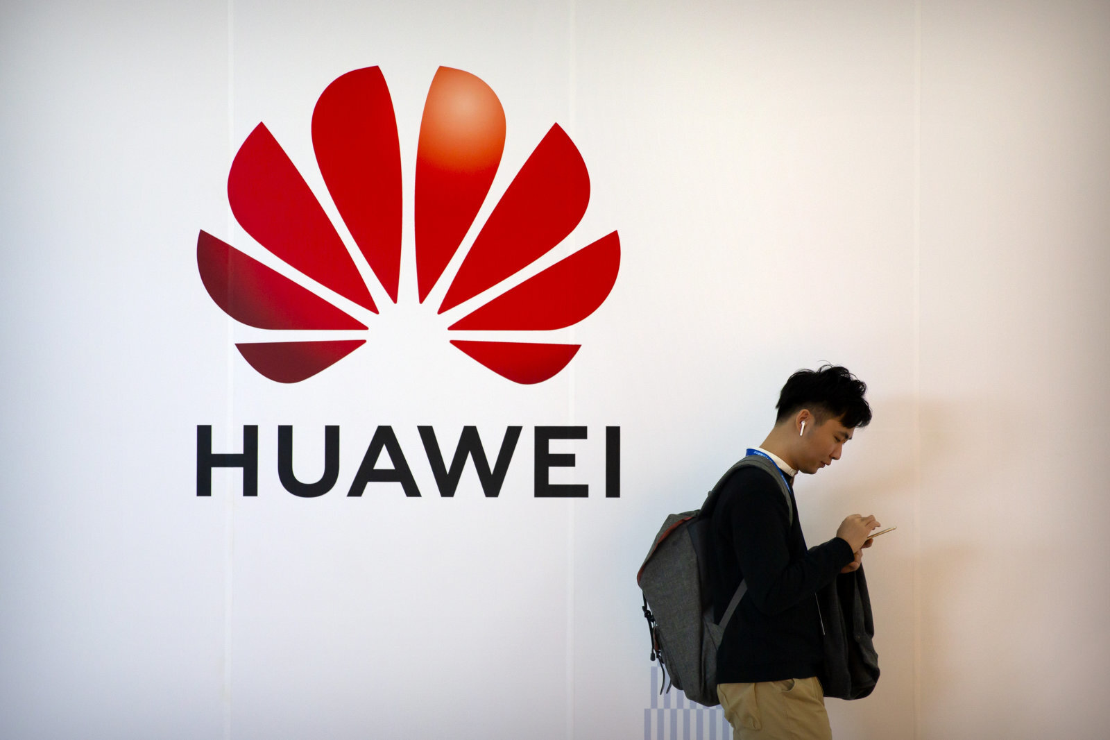 Οι ΗΠΑ θα χορηγήσουν σύντομα τις ειδικές άδειες στις Αμερικανικές εταιρείες για να έχουν συναλλαγές με τη Huawei