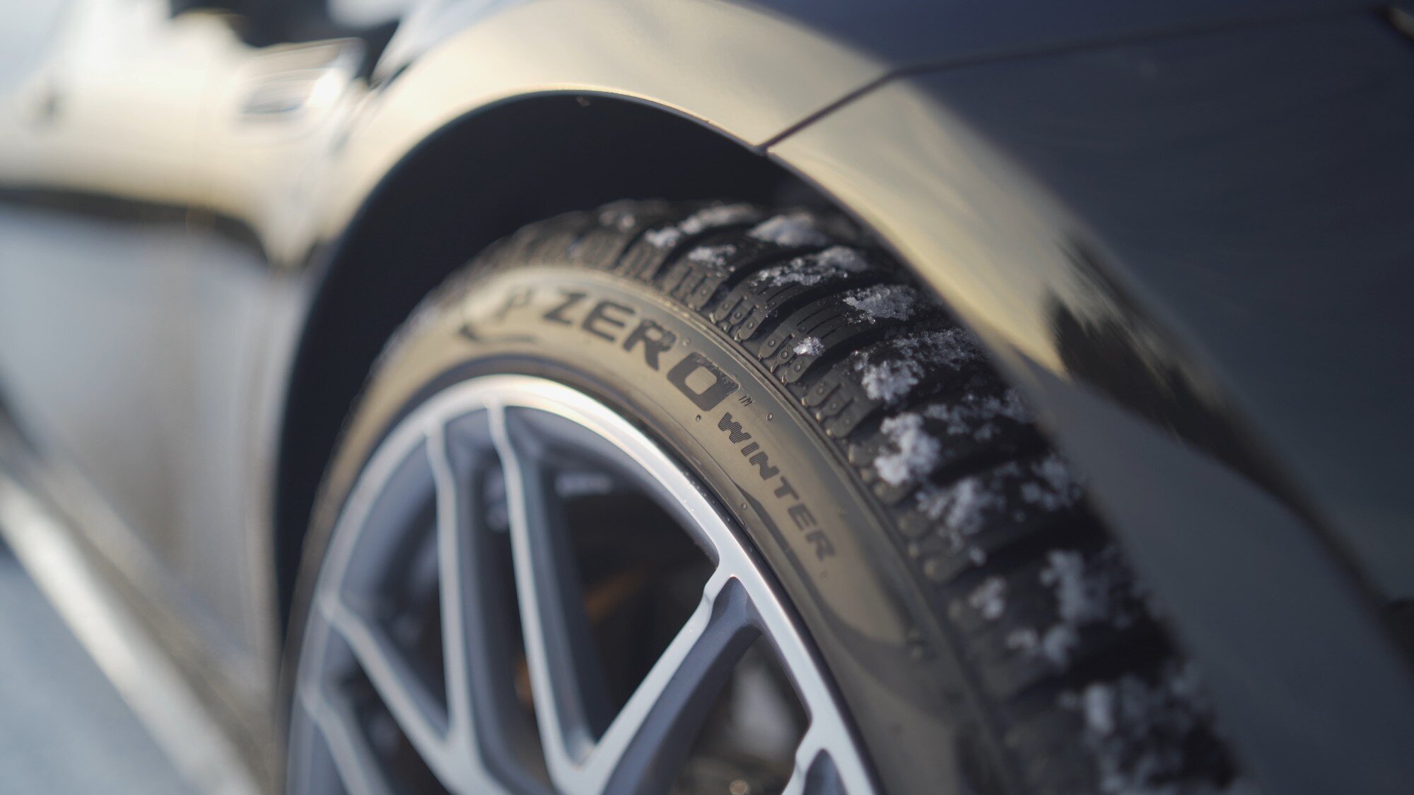 Τα 5G λάστιχα της Pirelli προειδοποιούν τα άλλα οχήματα για επικίνδυνες οδικές συνθήκες
