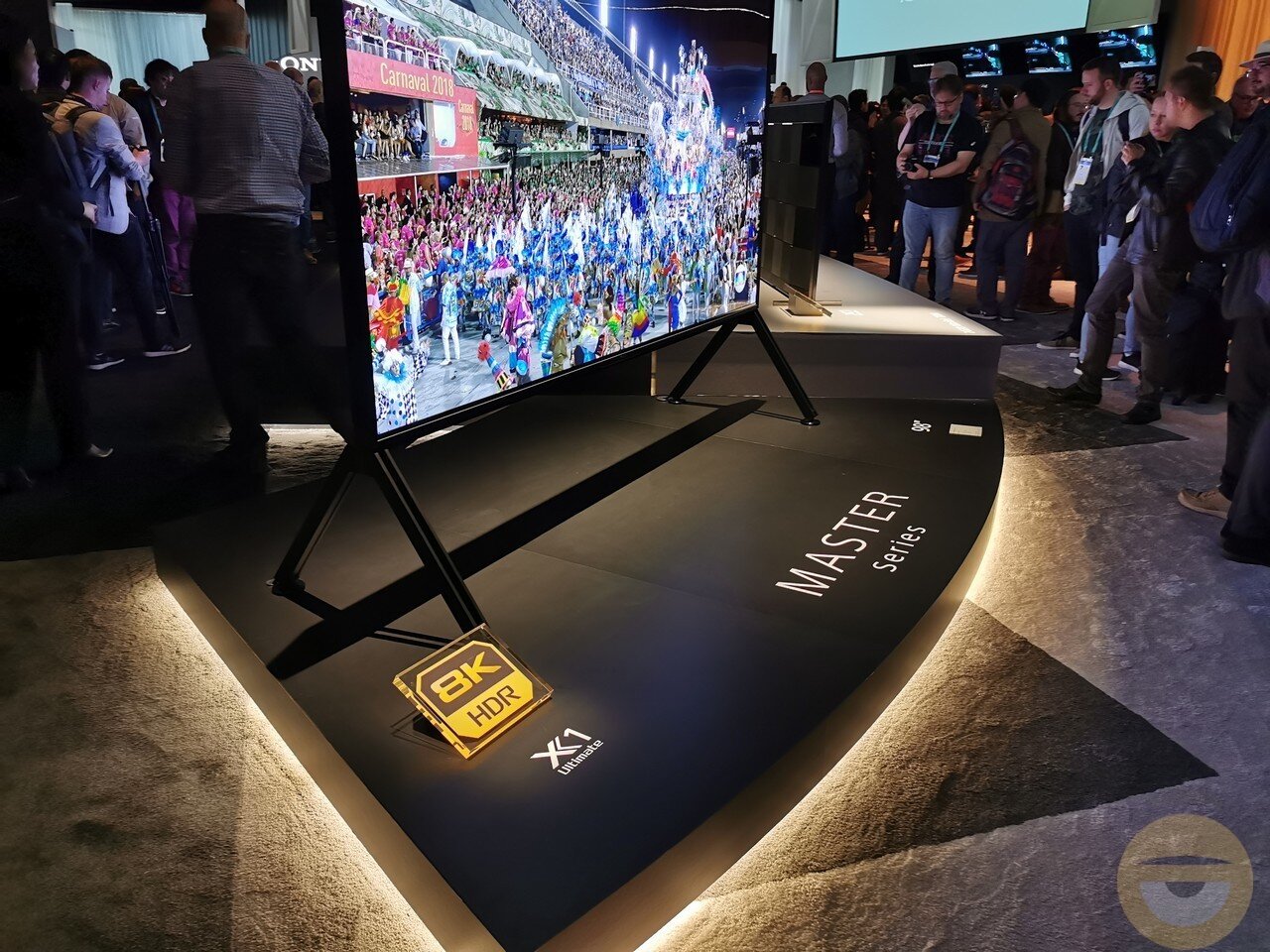 Η Z8H 8K LED TV της Sony με τεχνολογία «Frame Tweeter» παράγει δονήσεις για την εκπομπή ήχου