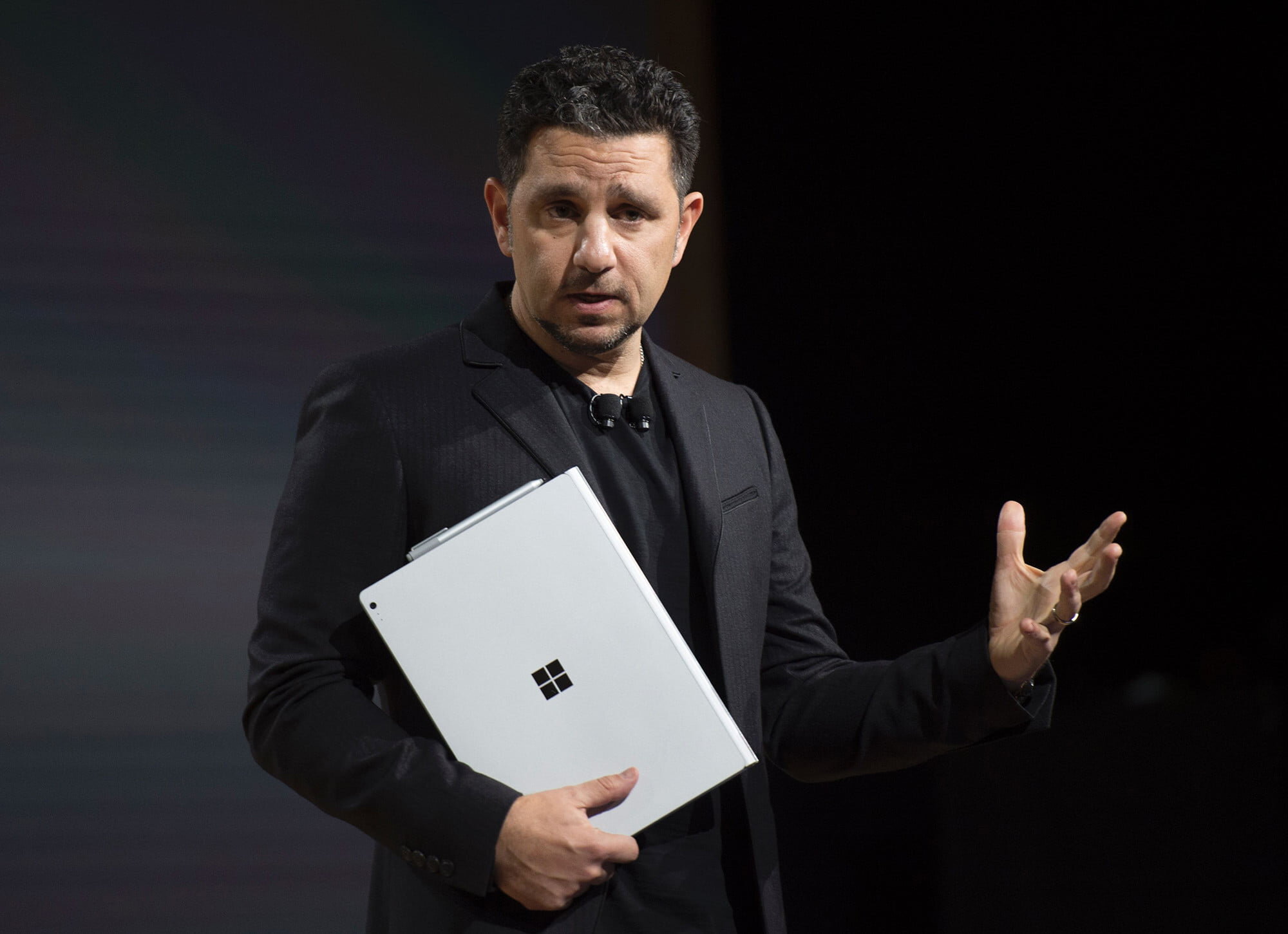 Η Microsoft «ποντάρει» στον άνθρωπο πίσω από τα Surface για να βελτιώσει τα Windows 10