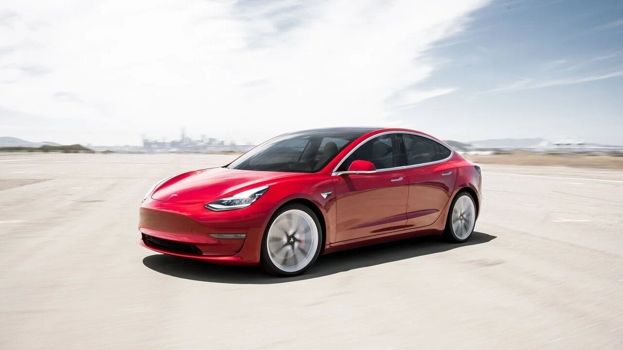 Τα αυτοκίνητα Tesla θα σταματούν πλέον αυτόματα σε πινακίδες Stop και κόκκινα φανάρια
