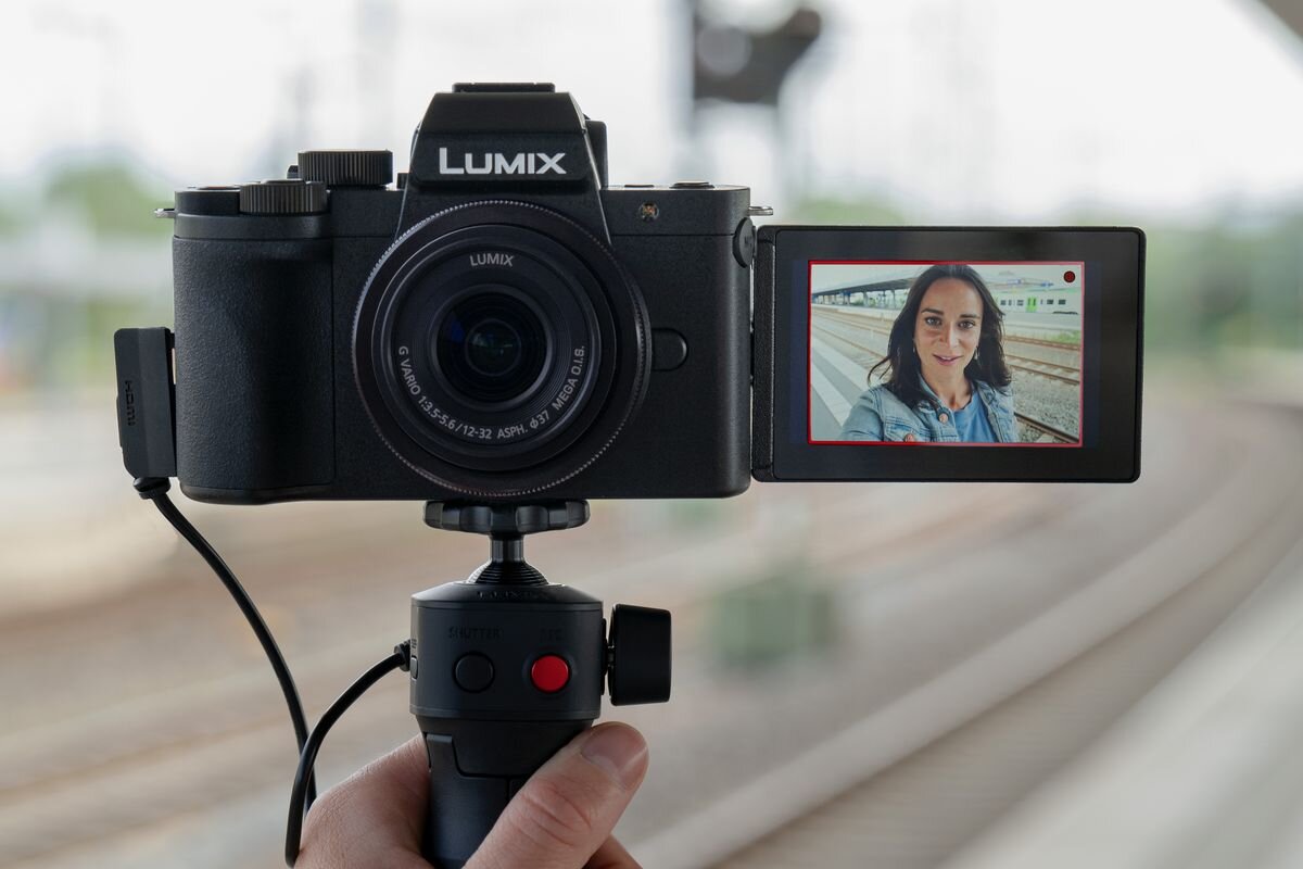 H Panasonic Lumix G100 είναι σχεδιασμένη για vlogging και υποστηρίζει εναλλάξιμους φακούς