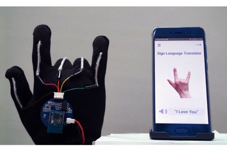 Έξυπνο γάντι μαζί με smartphone app μεταφράζουν τη νοηματική γλώσσα