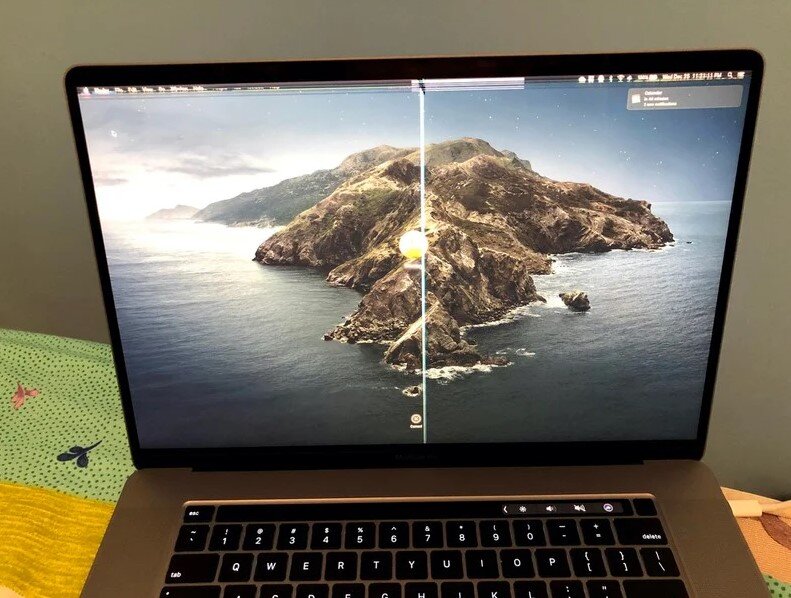 Μην κλείνεις το Macbook αν έχεις κάλυμμα στην κάμερα, λέει η Apple