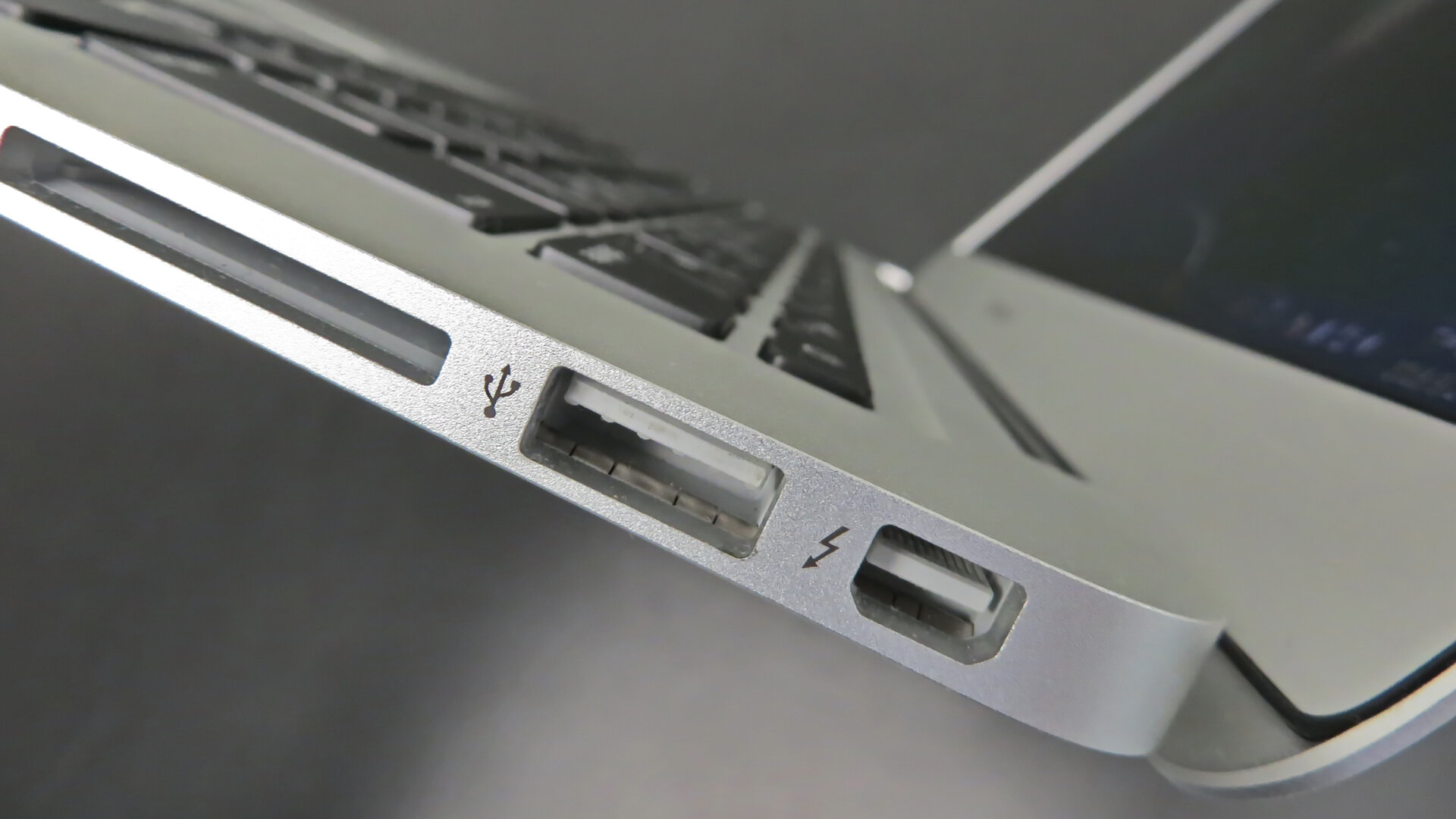 Τα νέα Mac θα υποστηρίζουν τη Thunderbolt 4, σύμφωνα με την Apple