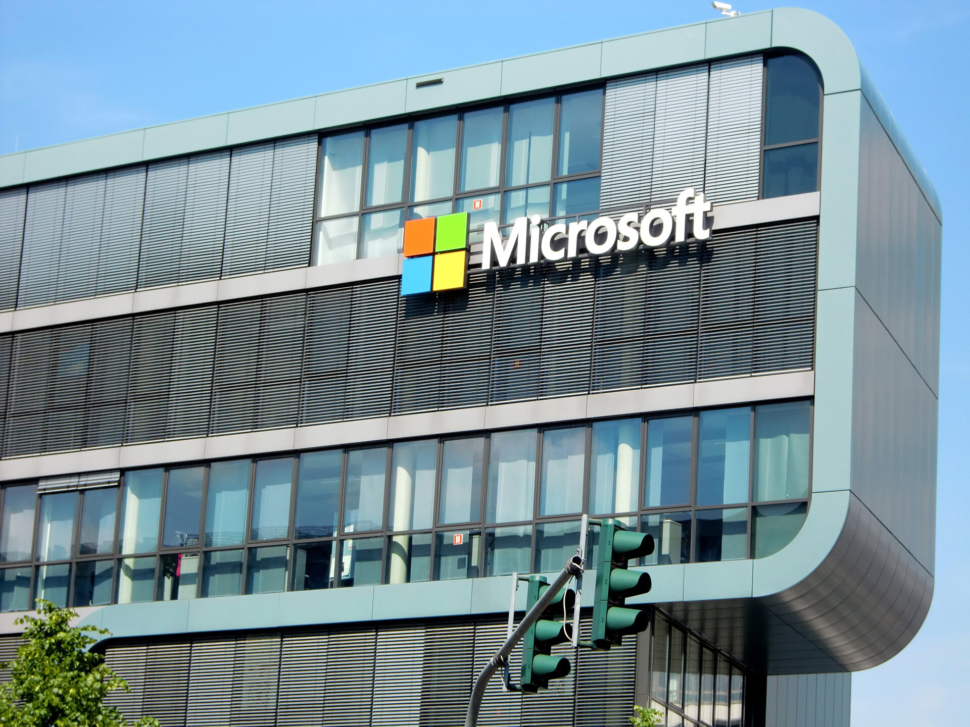 Οι υπάλληλοι της Microsoft θα δουλεύουν πλέον πιο πολύ από το σπίτι