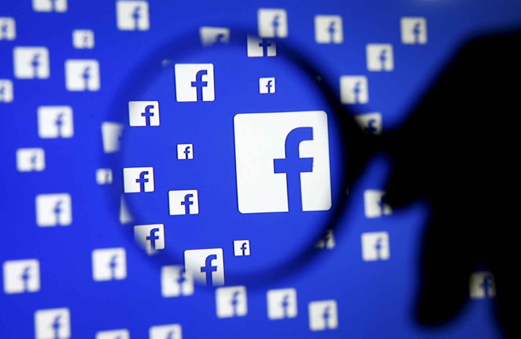 Το Facebook κατέβασε ρολά σε 10 δίκτυα παραπληροφόρησης