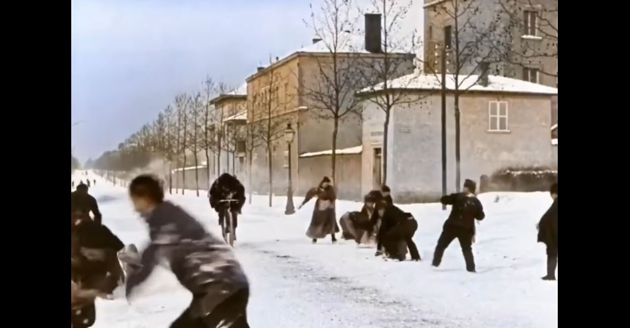 Ο “χιονοπόλεμος” του Louis Lumiere από το 1896 σε έγχρωμο βίντεο