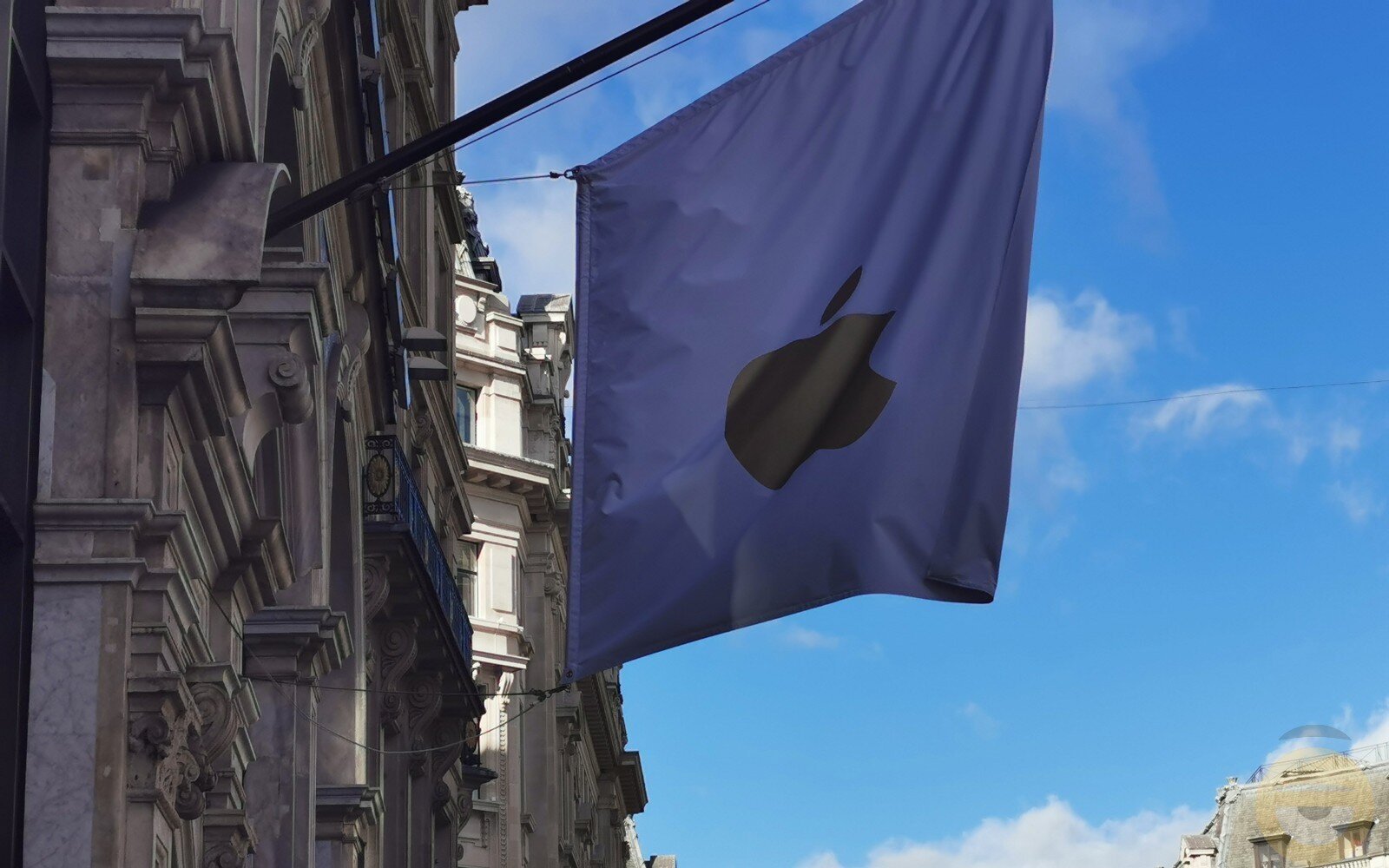 Η Apple μειώνει σε 15% την προμήθεια μέσω App Store για μικρές επιχειρήσεις