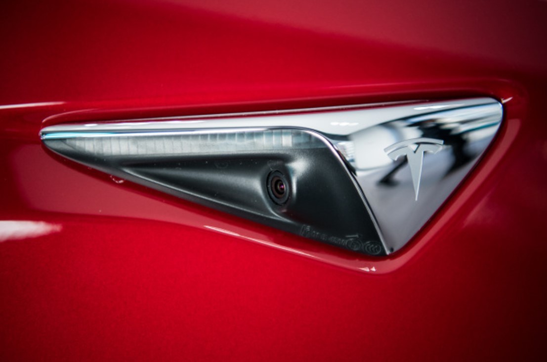 Η Tesla ίσως προσφέρει απομακρυσμένη πρόσβαση στις Autopilot κάμερες του αυτοκινήτου