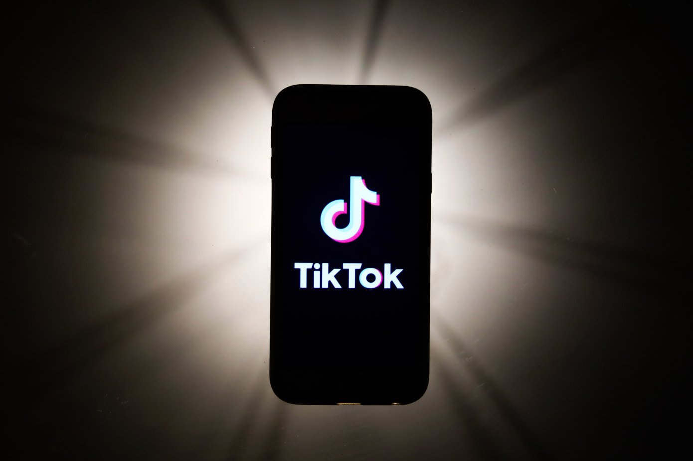 Αντιμέτωπο με τις ρυθμιστικές αρχές της Ευρώπης το TikTok