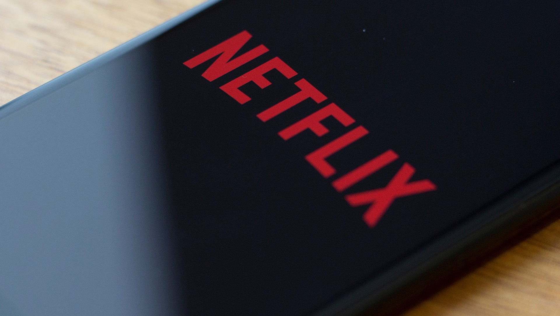 Νέα λειτουργία του Netflix επιτρέπει αυτόματη αποθήκευση στο κινητό για offline προβολή
