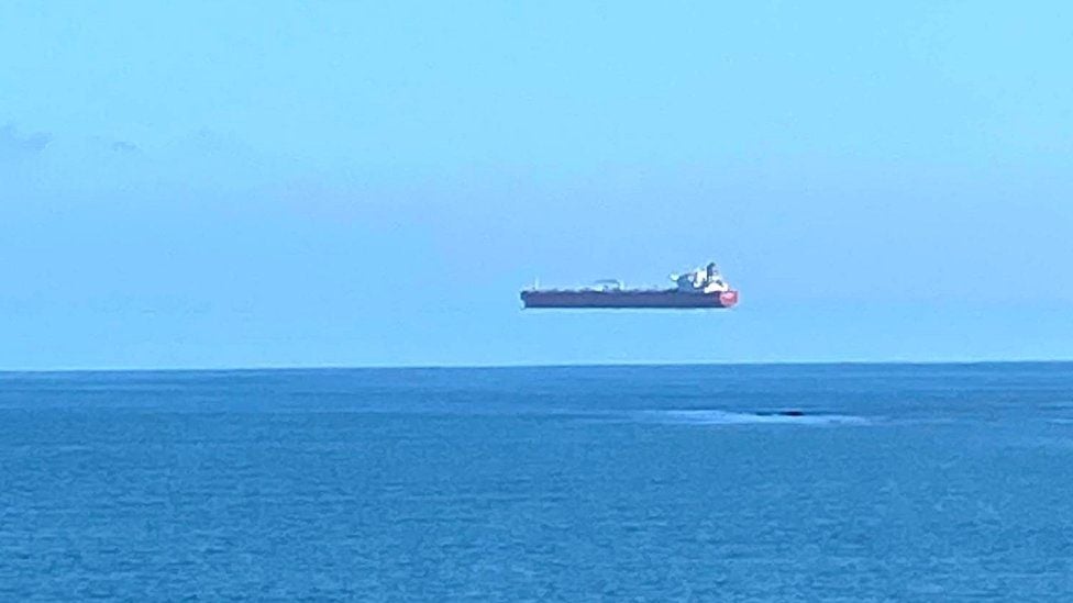 "Αιωρούμενο πλοίο" φωτογραφήθηκε στα ανοιχτά της Κορνουάλης