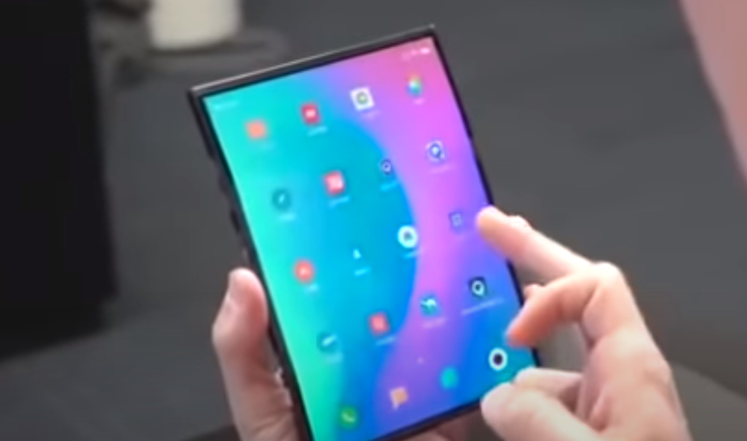 H «foldable» συσκευή της Xiaomi στα χέρια του co-founder της