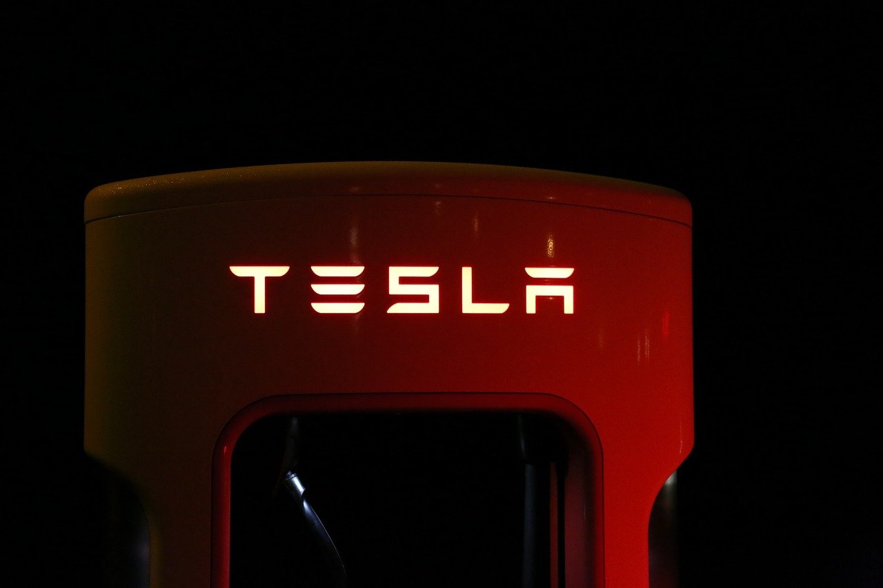 Η Κίνα απαγορεύει την παρουσία αυτοκινήτων της Tesla σε στρατιωτικές εγκαταστάσεις υπό το φόβο κατασκοπείας