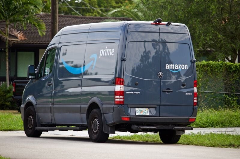 H Amazon ομολογεί πως οι οδηγοί της κάποιες φορές αναγκάζονται να ουρούν σε μπουκάλια