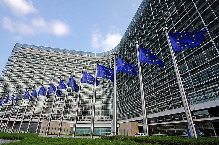 Αυστηρές πολιτικές ελέγχου της τεχνητής νοημοσύνης προτείνει η Ευρωπαϊκή Επιτροπή