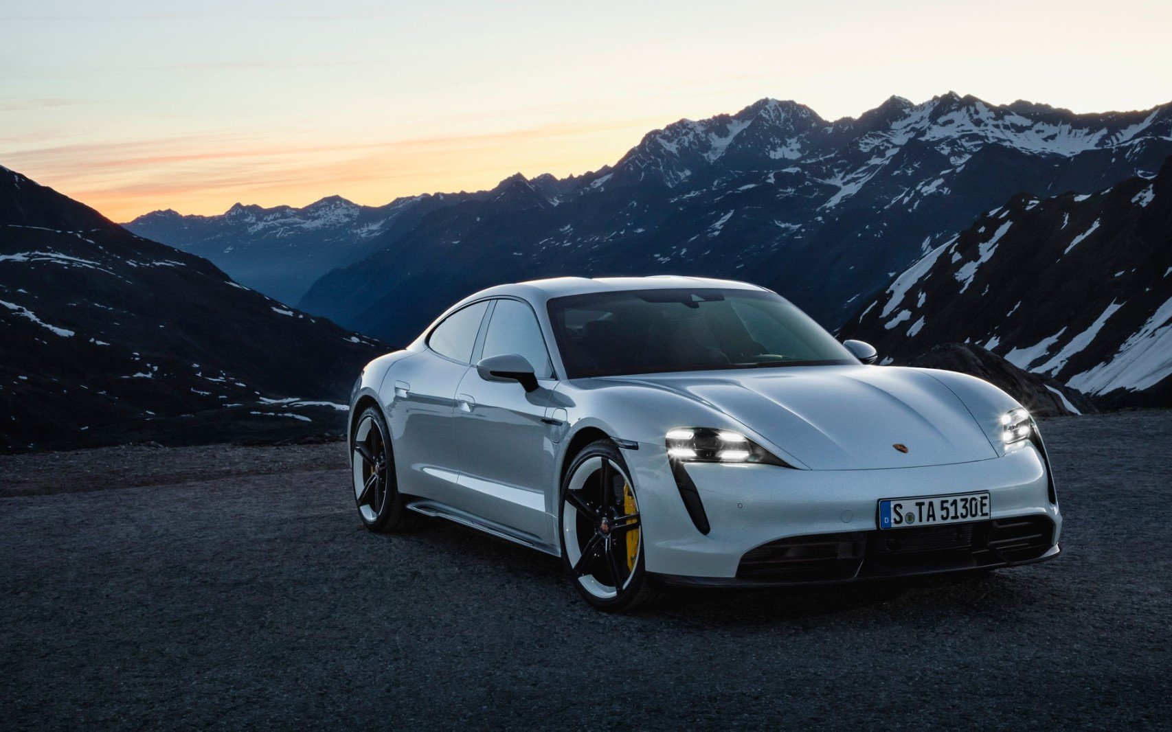 Η Porsche ανακαλεί 43.000 ηλεκτρικές Taycan λόγω ξαφνικής απώλειας ισχύος