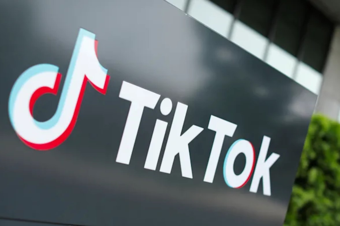 Το TikTok θα κατεβάζει αυτόματα τα βίντεο με βίαιο και γυμνό περιεχόμενο