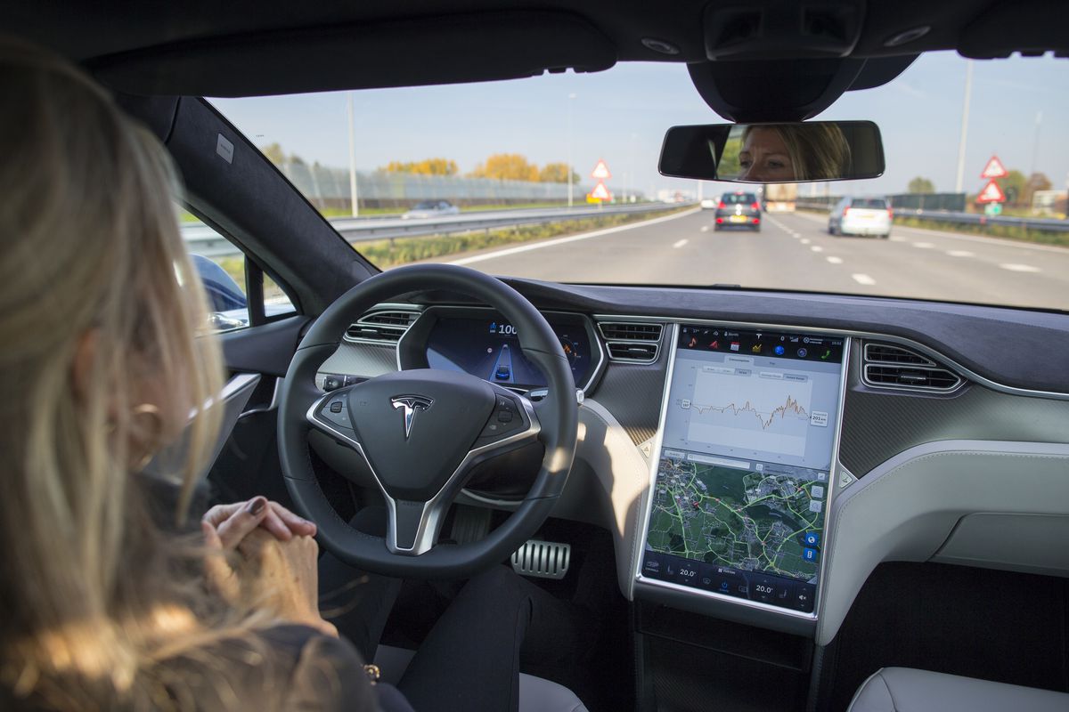Επίσημη έρευνα για το σύστημα Autopilot της Tesla στις ΗΠΑ μετά από αρκετά ατυχήματα