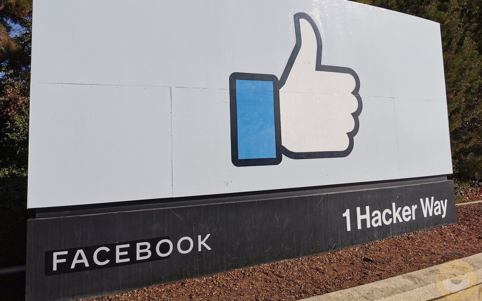 Περισσότερες πληροφορίες για "Το Facebook σύμφωνα με αναφορές αλλάζει την ονομασία του"