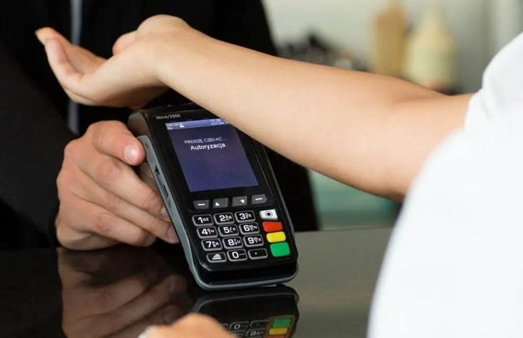 Βιο-συμβατό εμφύτευμα NFC επιτρέπει σε καταναλωτές να πραγματοποιούν ανέπαφες πληρωμές με το χέρι τους