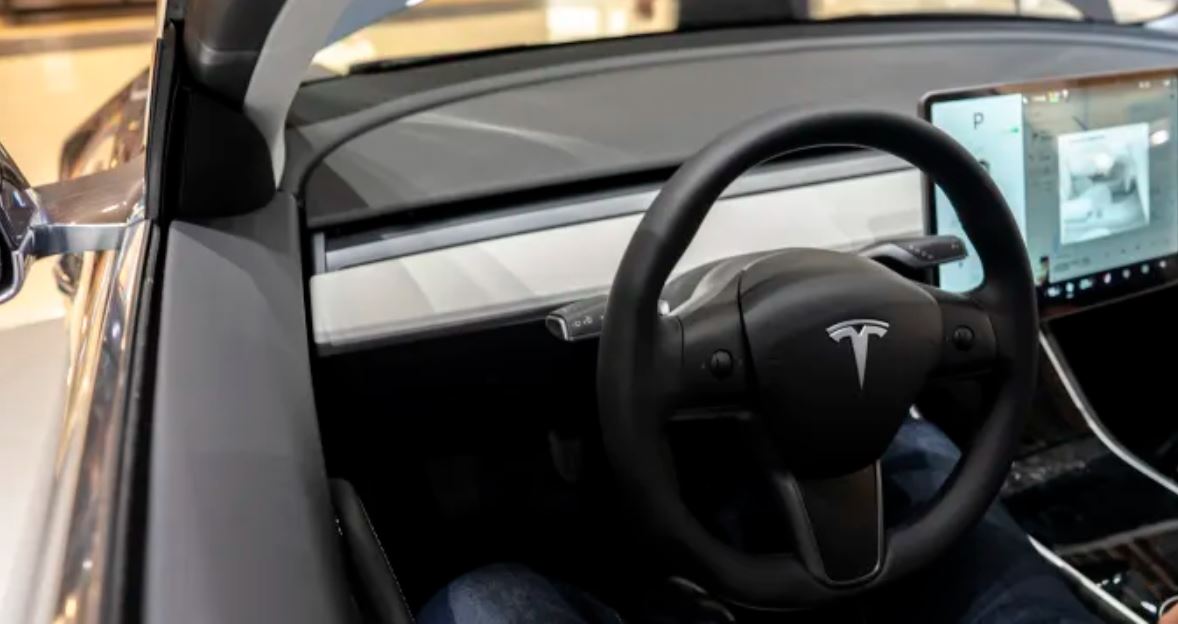 Η Tesla παραδίδει κάποια αυτοκίνητα χωρίς USB θύρες λόγω έλλειψης τσιπ
