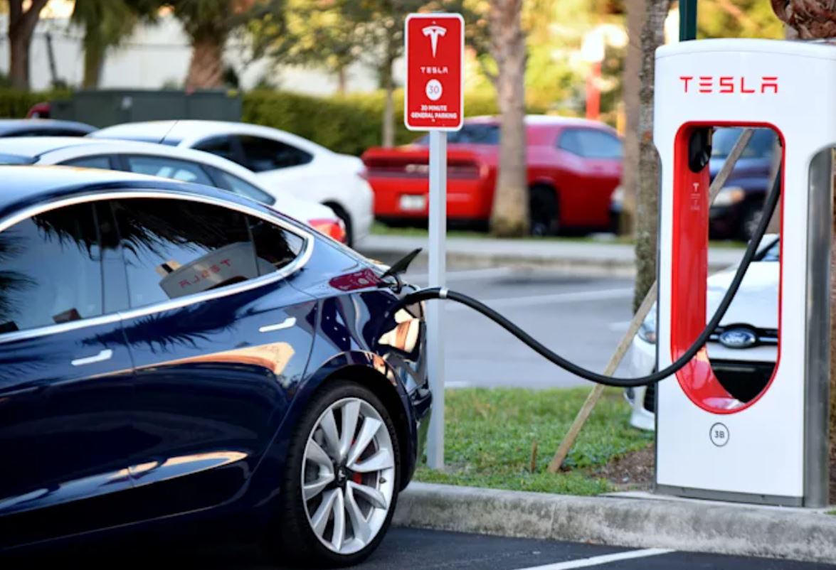 Η Tesla θα εξοπλίσει τους Superchargers φορτιστές με πιάτο Starlink για πρόσβαση στο Internet