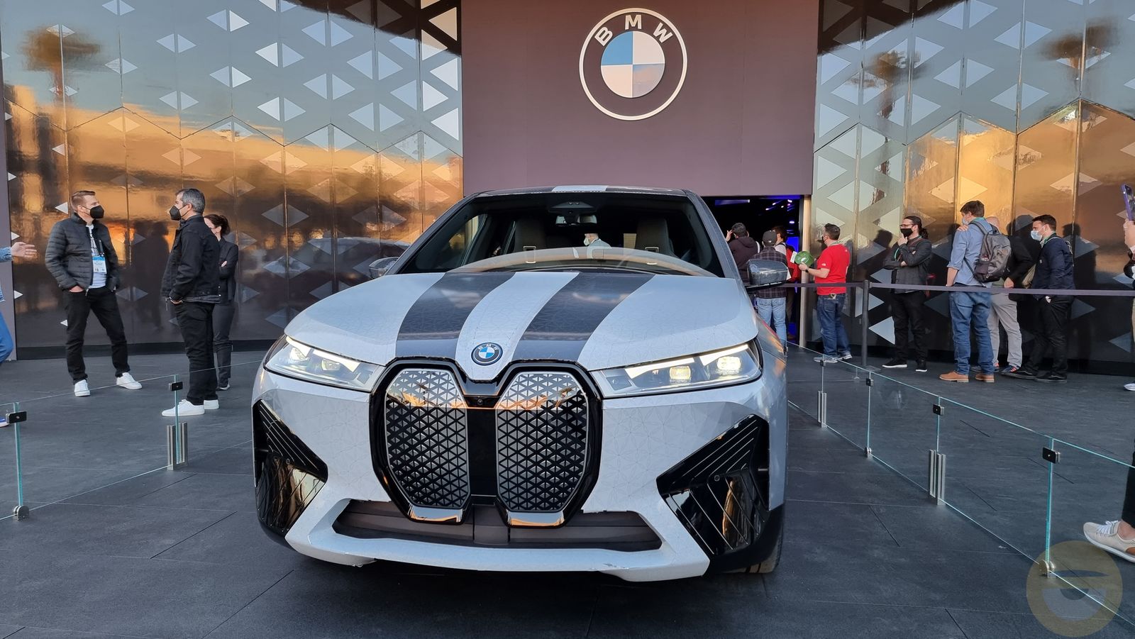 Η BMW παρουσιάζει τεχνολογία βαφής που επιτρέπει τη στιγμιαία αλλαγή χρωμάτων στα οχήματα