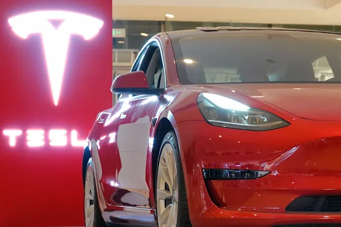 Ανάκληση 578.000 οχημάτων της Tesla για λόγους που αφορούν το σύστημα προειδοποίησης πεζών