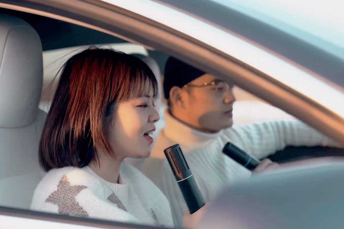 Η Tesla διέθεσε τα TeslaMic μικρόφωνα για karaoke στην Κίνα