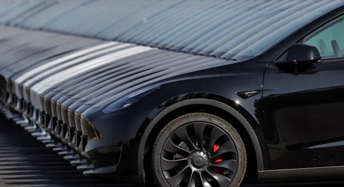 Η Tesla παραδίδει τα πρώτα της οχήματα από το γερμανικό Gigafactory