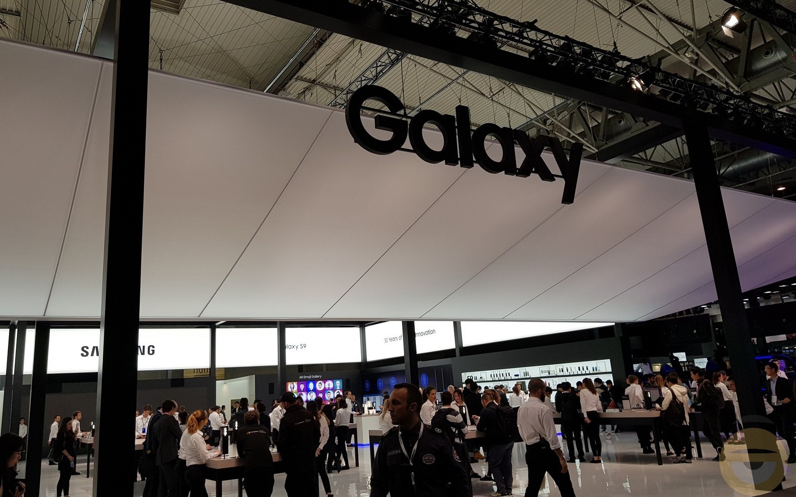 Περισσότερες πληροφορίες για "Η Samsung τρολάρει την Apple για την έλλειψη καινοτομίας στο iPhone 14"
