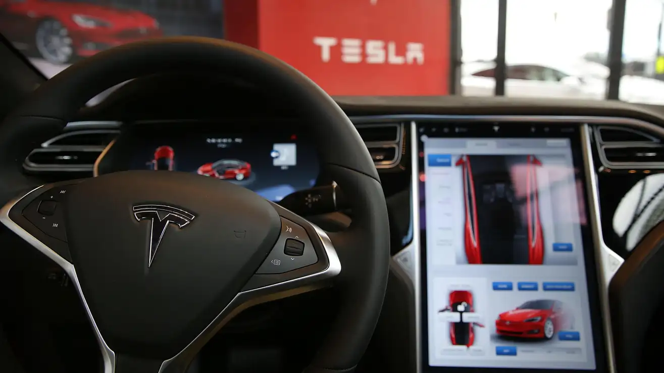 Το 42% των οδηγών που χρησιμοποιούν το σύστημα Autopilot της Tesla αντιμετωπίζουν τα οχήματα τους ως αυτοοδηγούμενα