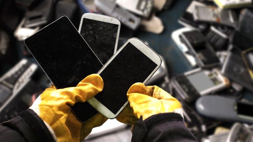 Ηλεκτρονικά απόβλητα: 5 δισεκατομμύρια τηλέφωνα θα πεταχτούν στα σκουπίδια το 2022