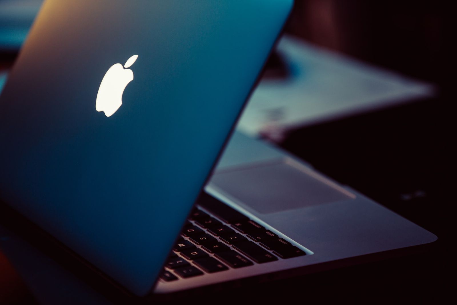 The iconic illuminated Apple logo will return to MacBook computers – Apple