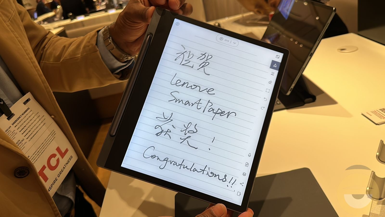 Το δικό της ψηφιακό σημειωματάριο με e-ink παρουσίασε η Lenovo, το Smart Paper