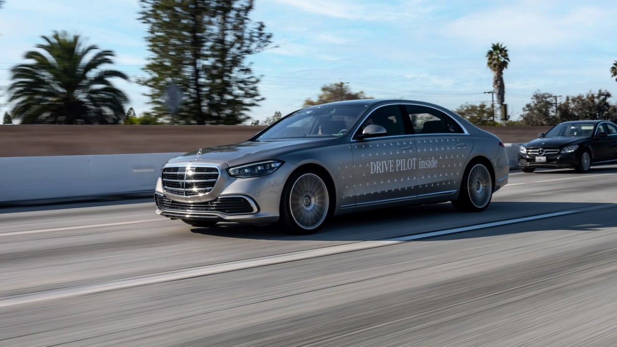 Η Mercedes-Benz είναι η πρώτη εταιρεία που λαμβάνει έγκριση για αυτόνομη οδήγηση επιπέδου 3 στις ΗΠΑ