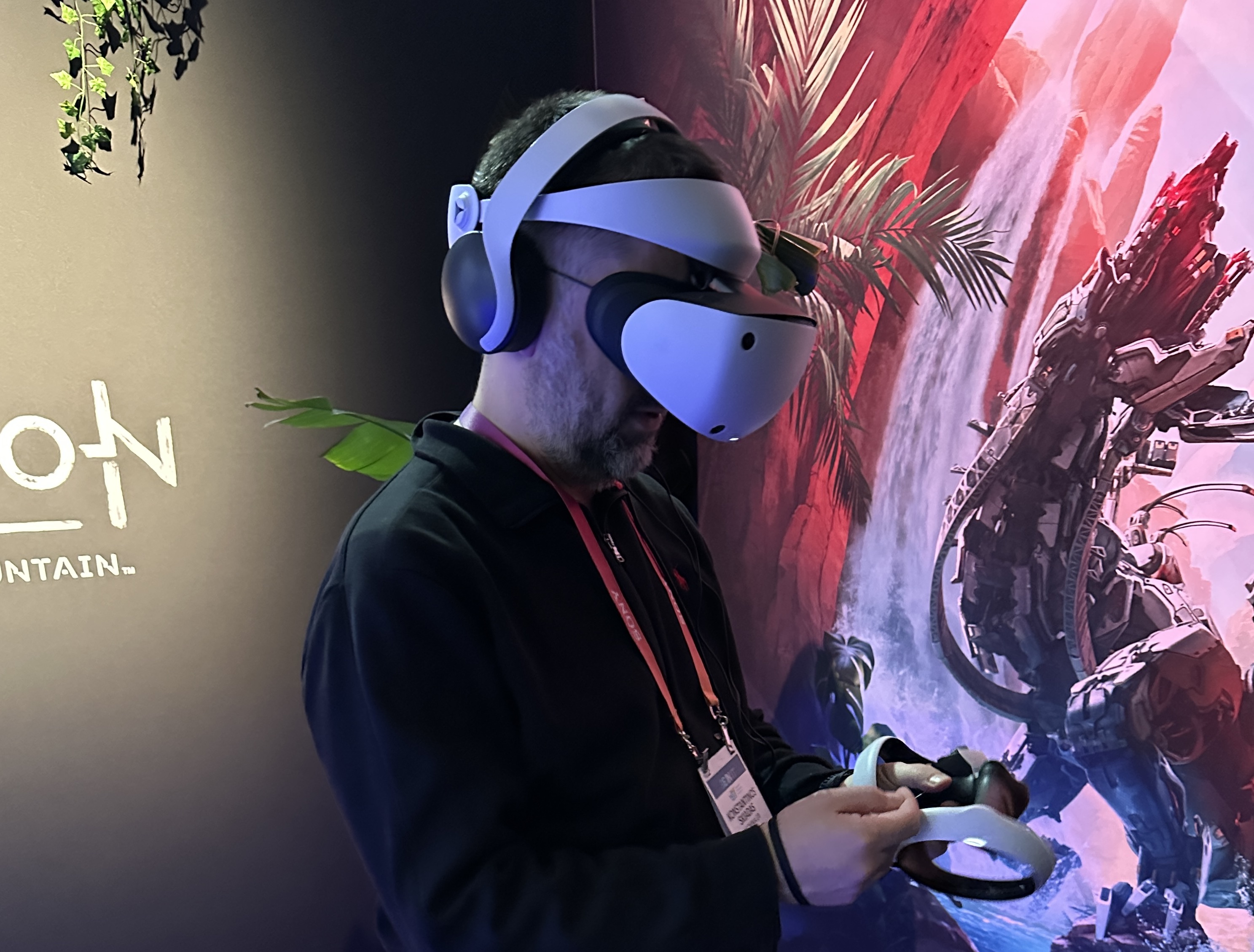 Παίζοντας με το PS VR2, το σύστημα εικονικής πραγματικότητας του PlayStation 5