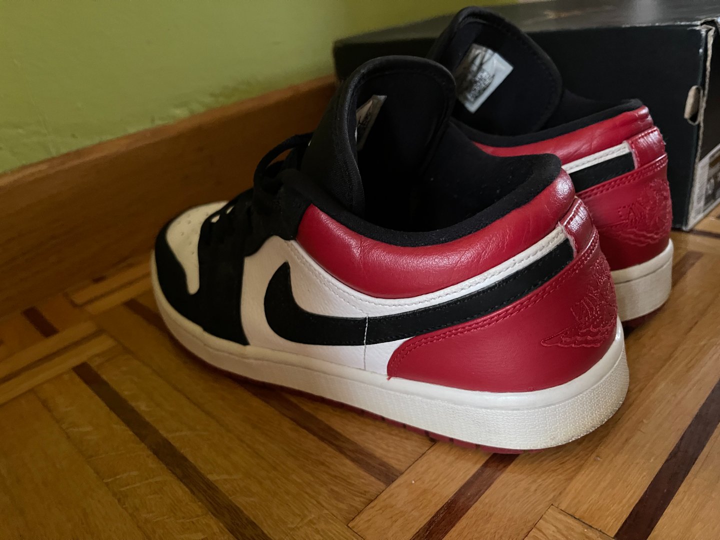 nike-jordan-1-low-black-toe-panda-dunk-jordan-mid-knicks-adidas