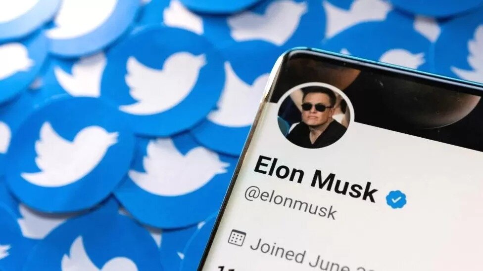 Το Twitter χάνει σχεδόν τα μισά διαφημιστικά του έσοδα μετά την εξαγορά από τον Elon Musk