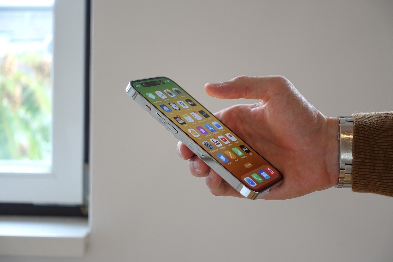 Η Ρωσία απαγορεύει σε κρατικούς αξιωματούχους να χρησιμοποιούν iPhone λόγω ανησυχιών για κατασκοπεία από τις ΗΠΑ
