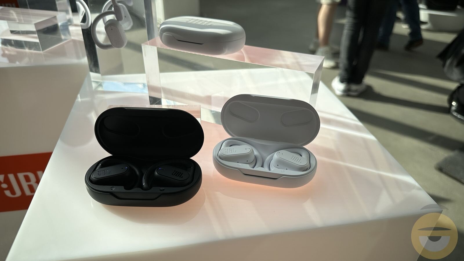 Τα ασύρματα ακουστικά JBL Soundgear Sense σας επιτρέπουν να ακούτε το περιβάλλον γύρω σας