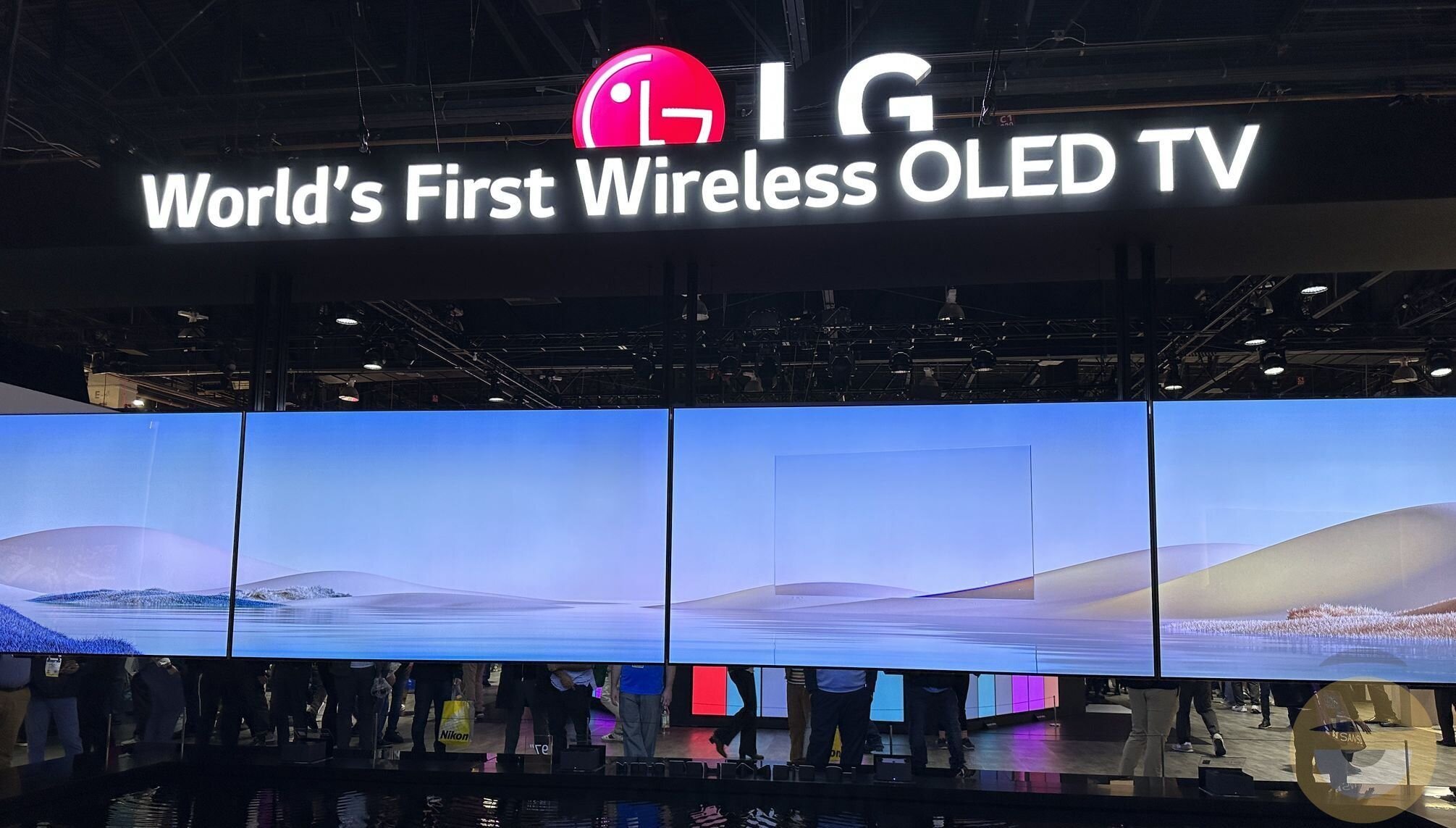 Η γιγαντιαία, ασύρματη OLED τηλεόραση της LG αποκτά μια γιγαντιαία τιμή