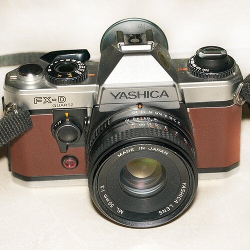 Περισσότερες πληροφορίες για "YASHICA FX D + 50mm + 42-75mm + 28-80mm"