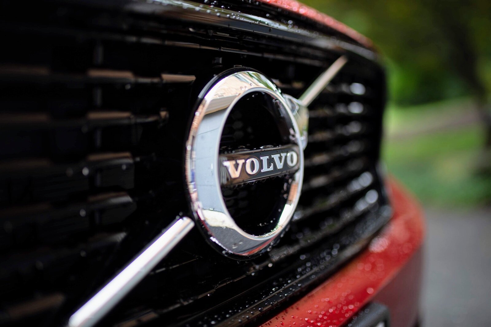 Περισσότερες πληροφορίες για "Volvo: Πλήρης μετάβαση στην ηλεκτροκίνηση από το 2024"