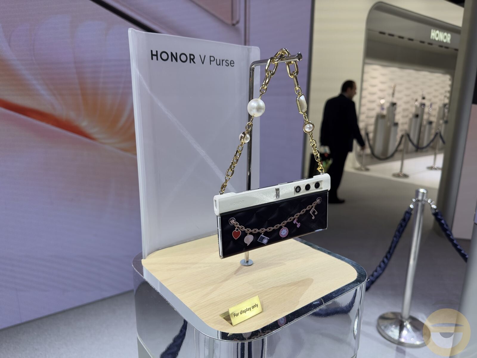 Το Honor V Purse είναι ένα αξεσουάρ-τσαντάκι που είναι και… foldable smartphone