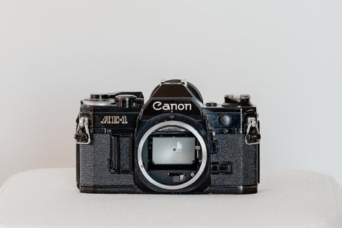 Περισσότερες πληροφορίες για "Canon AE-1 Body Black + Original Power Winder + Canon Speedlite 155A"