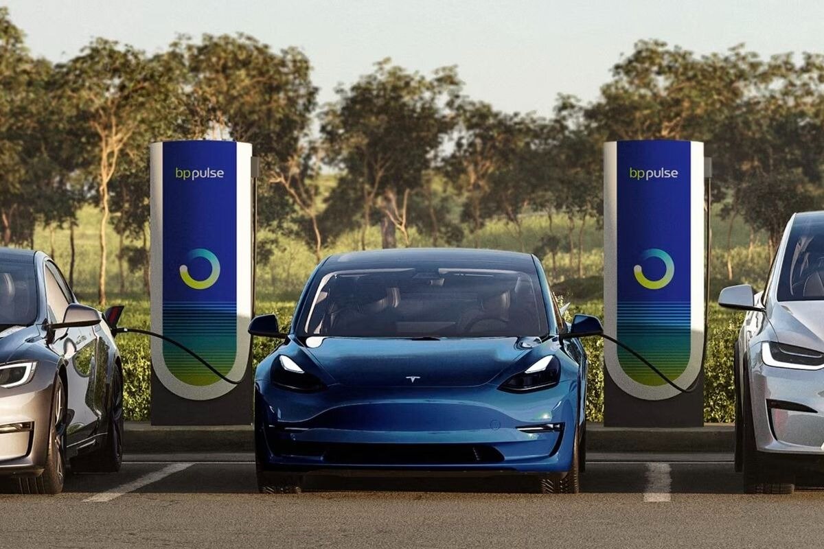 Η BP ενισχύει το δίκτυο φόρτισης EV με παραγγελία 100 εκατομμυρίων δολαρίων για Superchargers της Tesla