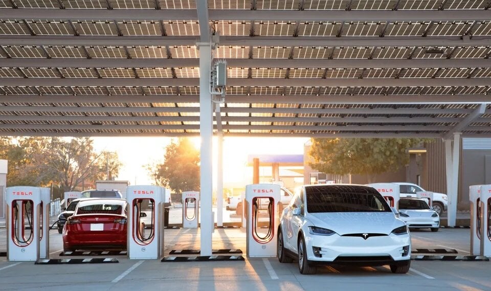 Το «τέλος συμφόρησης» της Tesla χρεώνει επιπλέον $1 το λεπτό τους οδηγούς αν αφήσουν τα οχήματα τους να φορτίζουν σε ταχυφορτιστή πέρα από το 90%